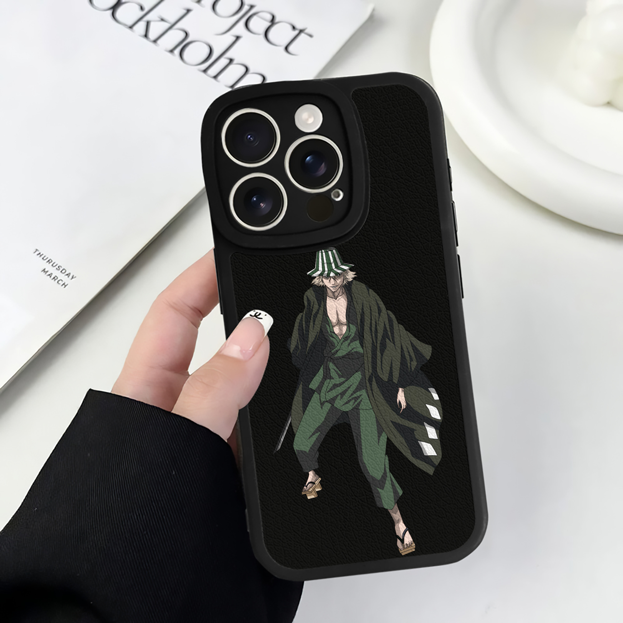 （画像用） "ブリーチ 浦原 喜助（うらはら きすけ） BLEACH Urahara Kisuke " 【iPhone 16シリーズ対応】シリコンスマホケース（レザー調） 材質：シリコン
